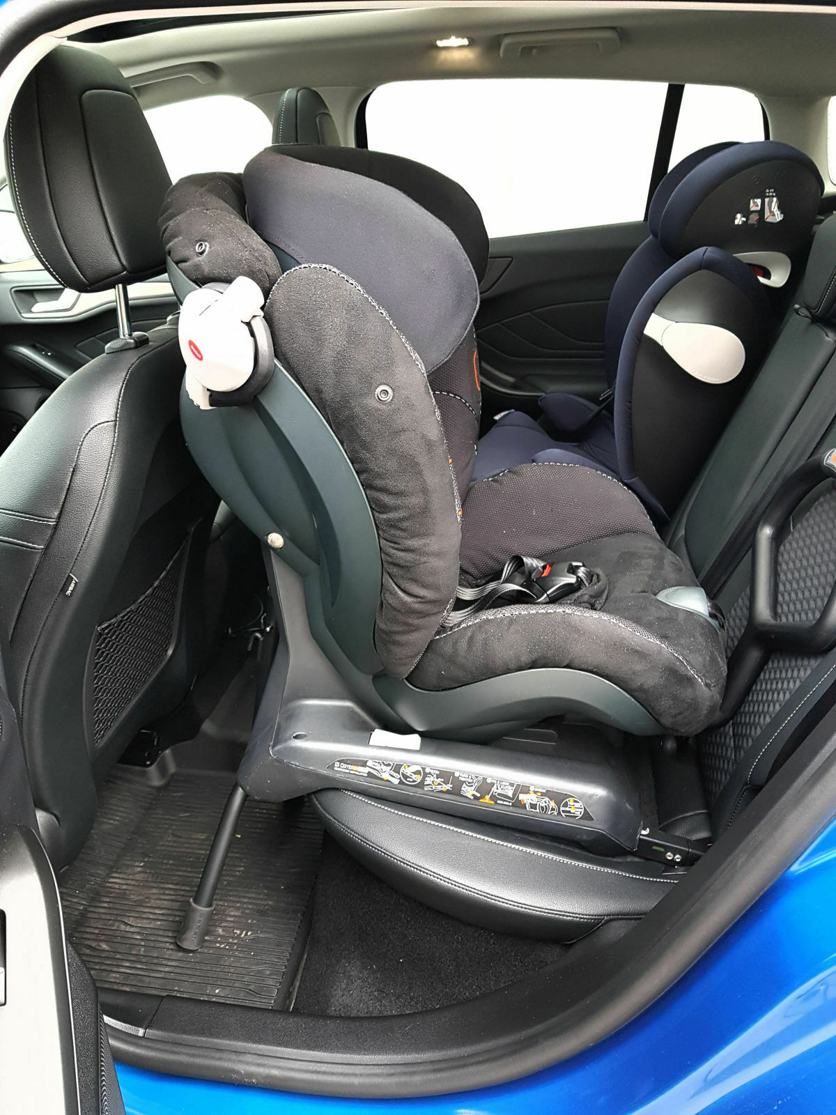 Babyschale trotz steiler Rücksitze