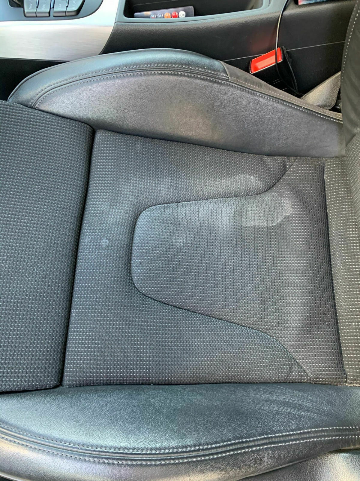 Weisse Flecken auf Autositz