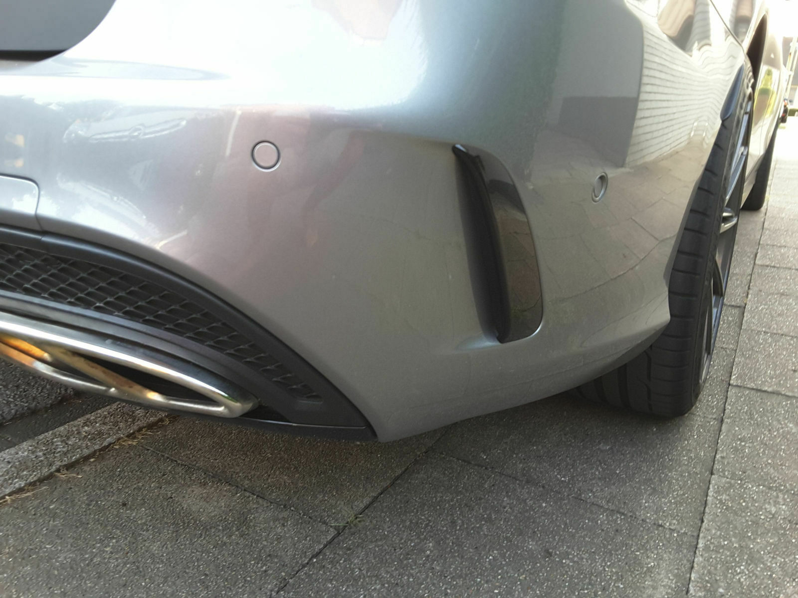 Kunststoff-Tiefenglanz-schwarz wieder herstellen