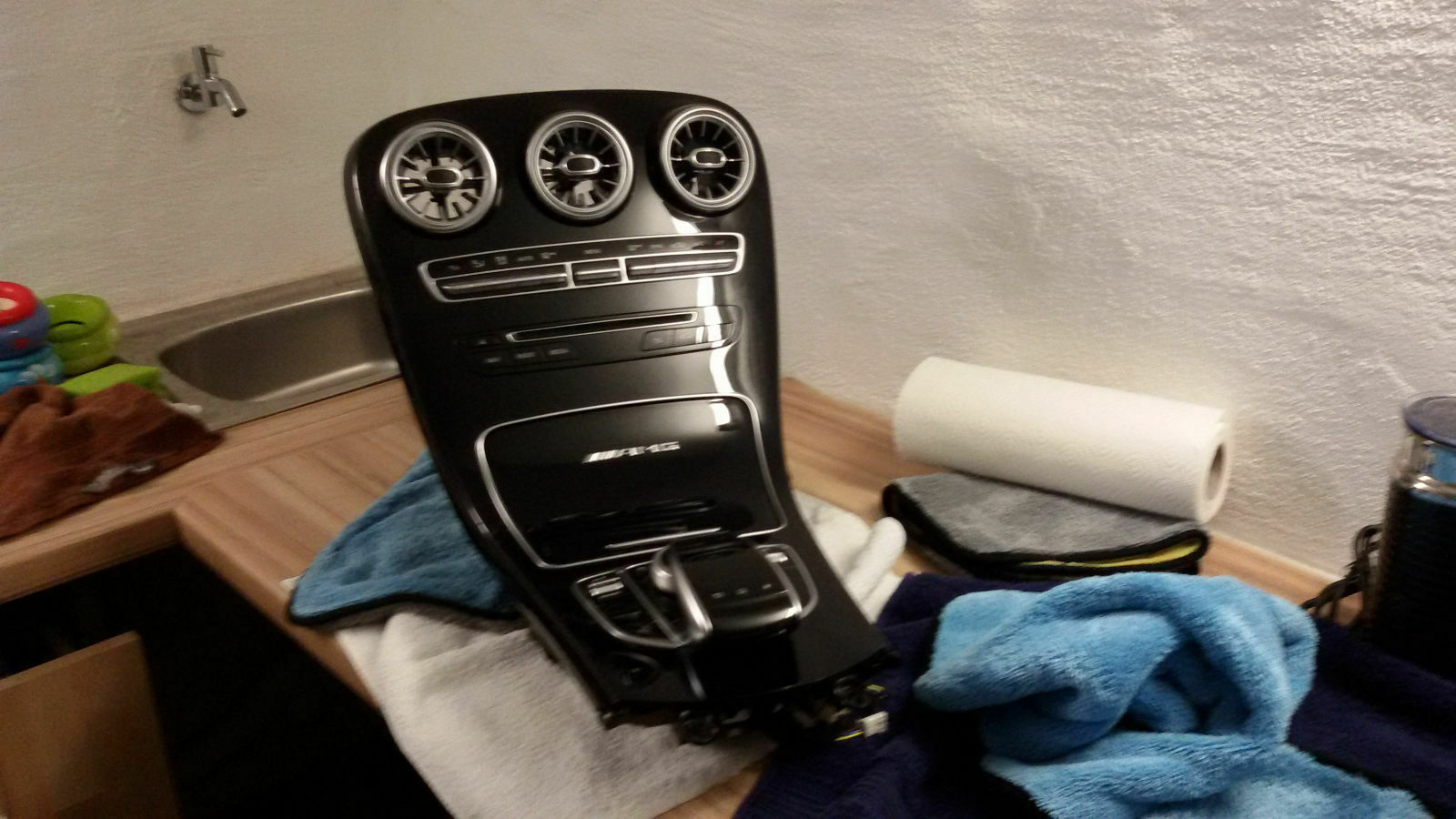 Kunststoff-Tiefenglanz-schwarz wieder herstellen