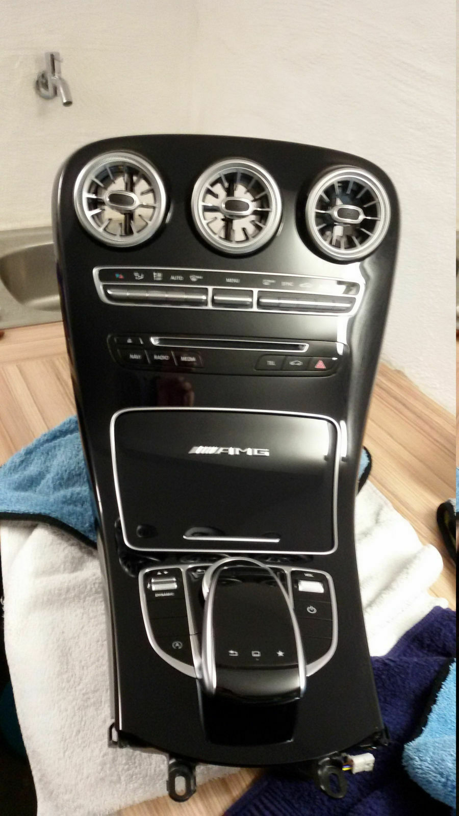 Kunststoff-Tiefenglanz-schwarz wieder herstellen