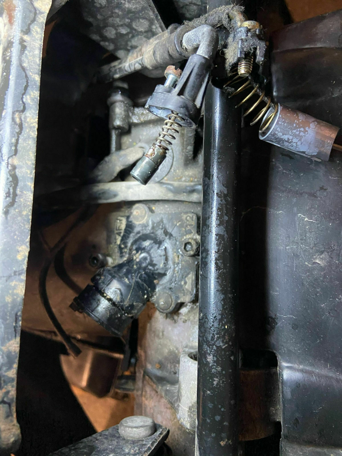 Öl im Vergaser und Pfütze unterm Roller