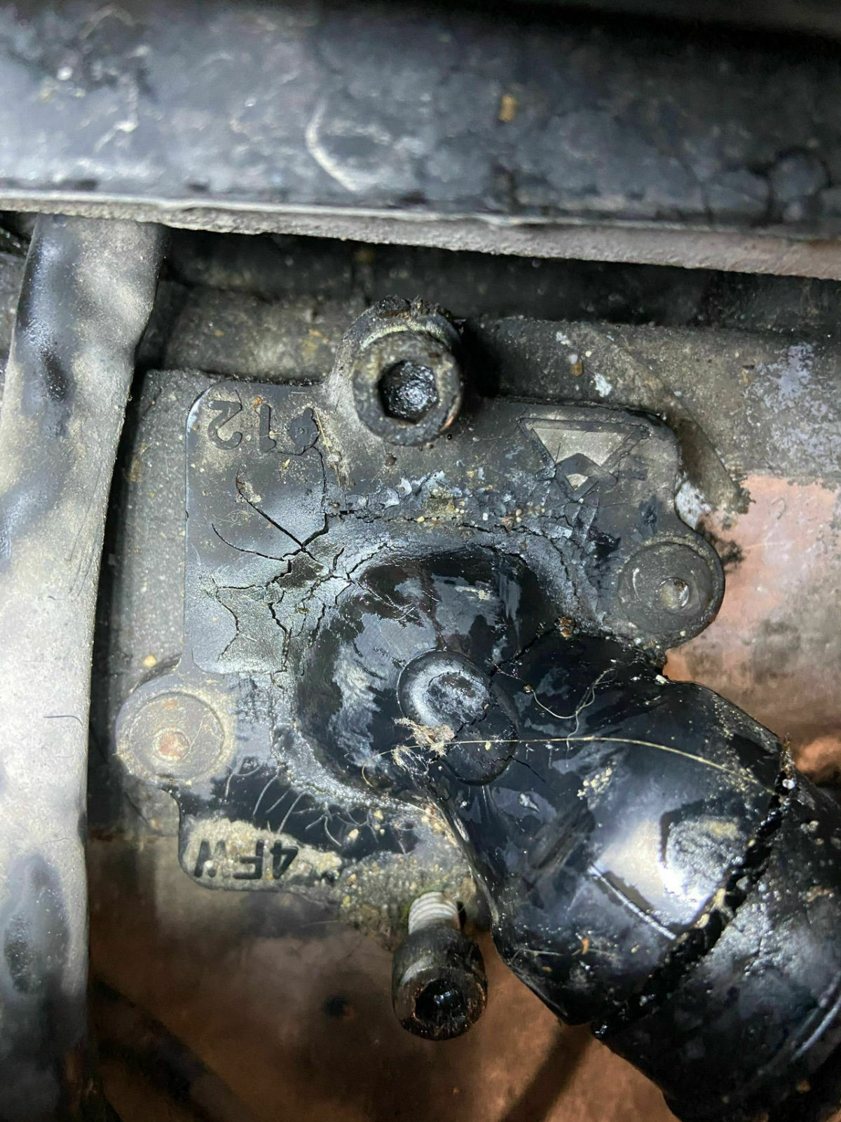 Öl im Vergaser und Pfütze unterm Roller