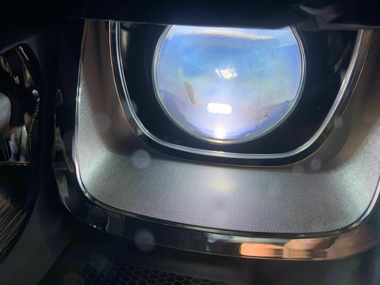 Xenon Linse beschlagen, verschmutzt, Kreis auf der Linse