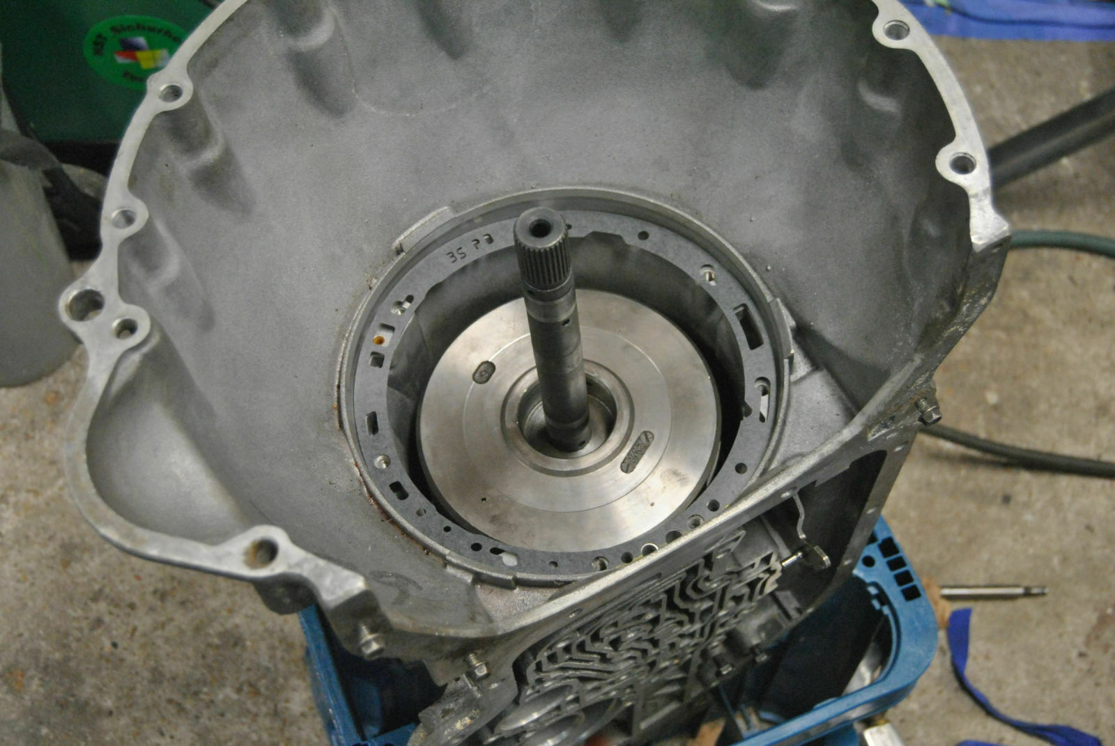 Ölpumpengehäusedichtung angesetzt