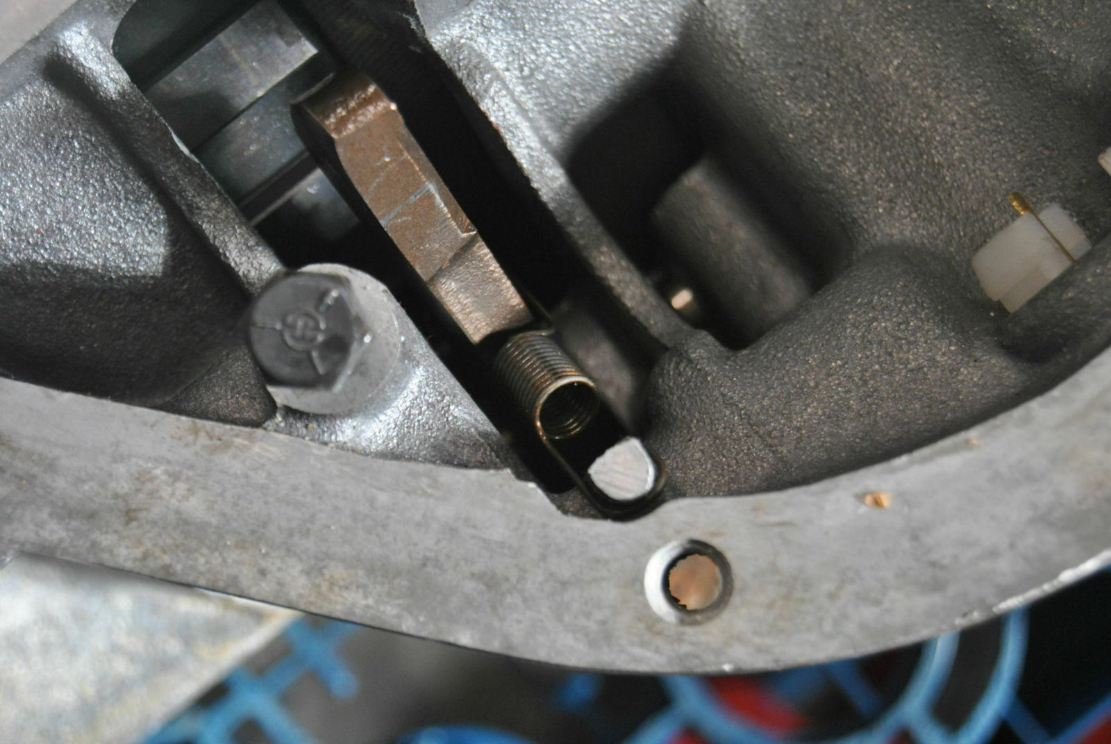 Parkkrallenfeder eingehangen