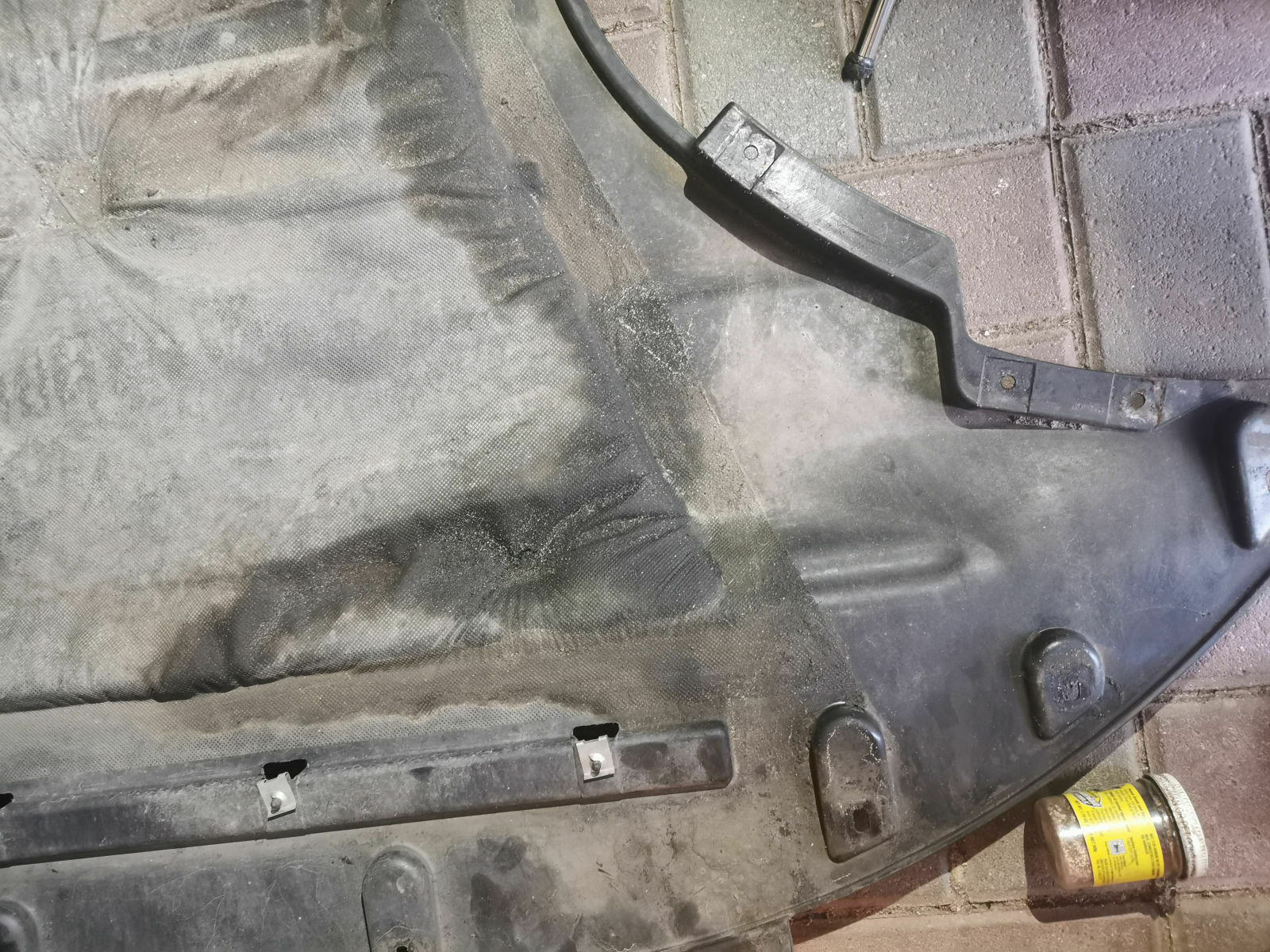 Auto verliert ÖL, Autohändler sieht es nicht