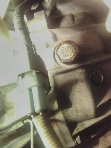 Einfüll und Kontrollschraube stirnseitig