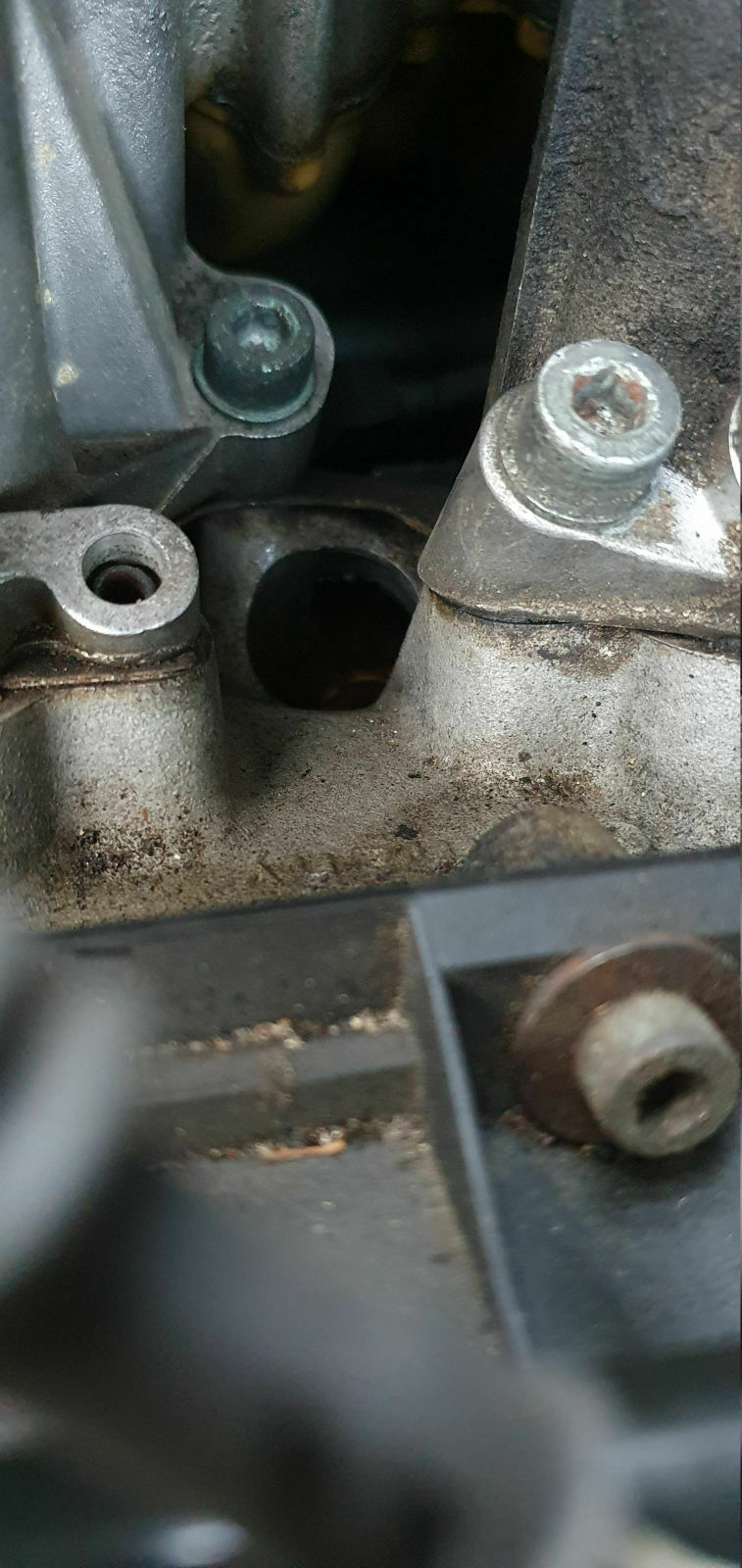 ABC: Zylinderkopfschrauben unterschiedlich verdreckt