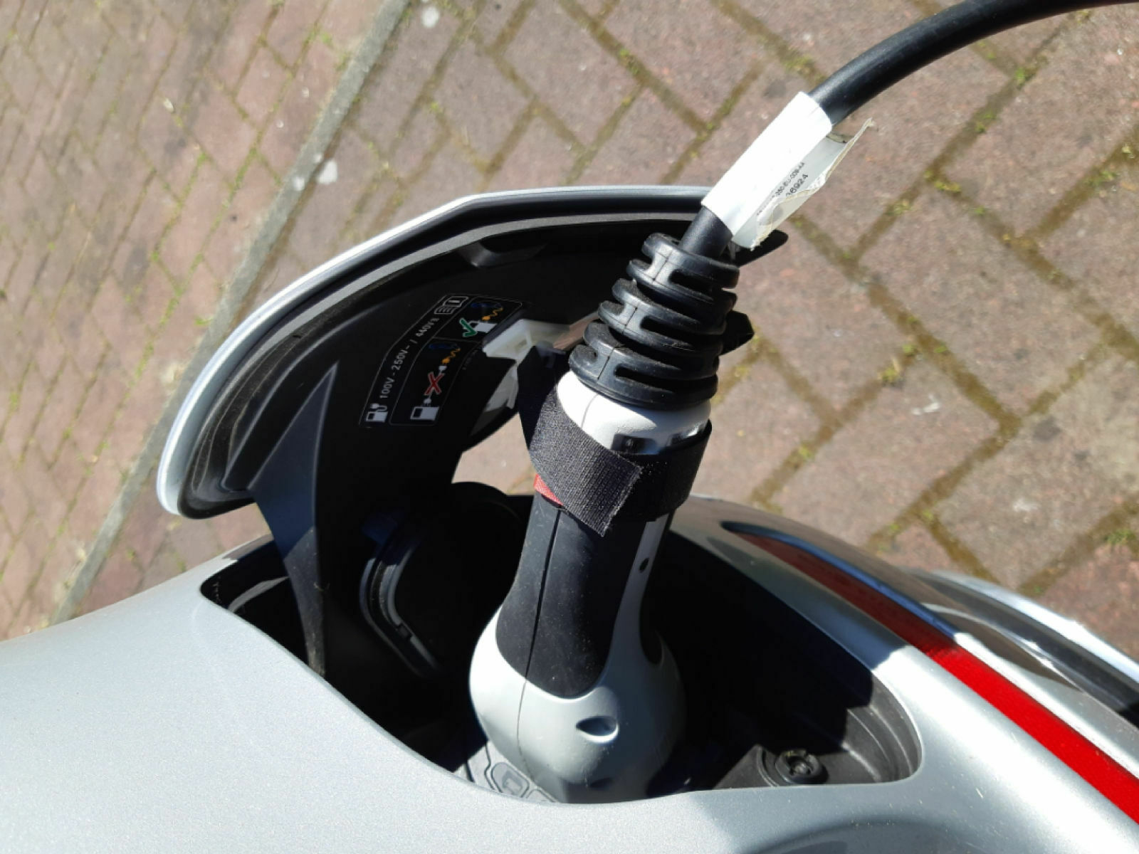 Ladeklappe beim E 350 e abgebrochen: Hat jemand ein WIS-Dokument oder weiß wie die gewechselt wird?