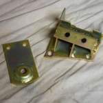 Haltelasche und Getriebestütze