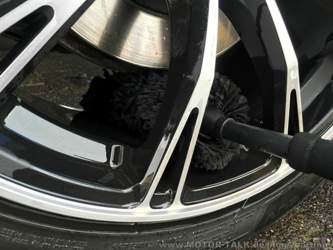 Die Large passt problemlos rein