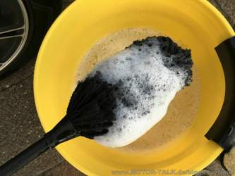 saugt sehr viel Shampoowasser auf