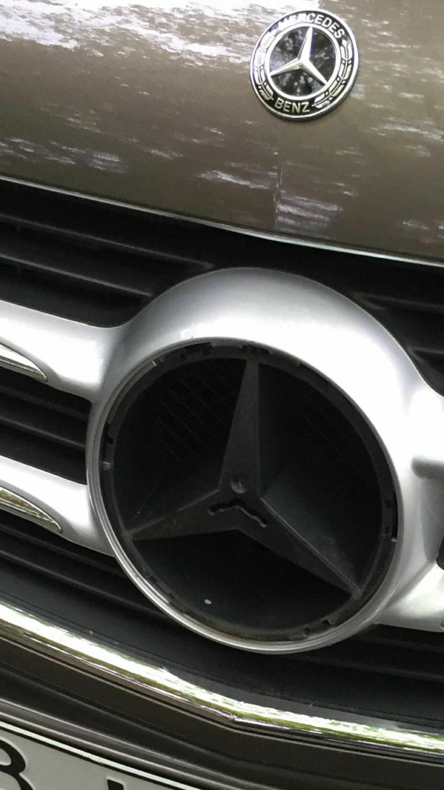 Stern im Kühlergrill ausbauen!