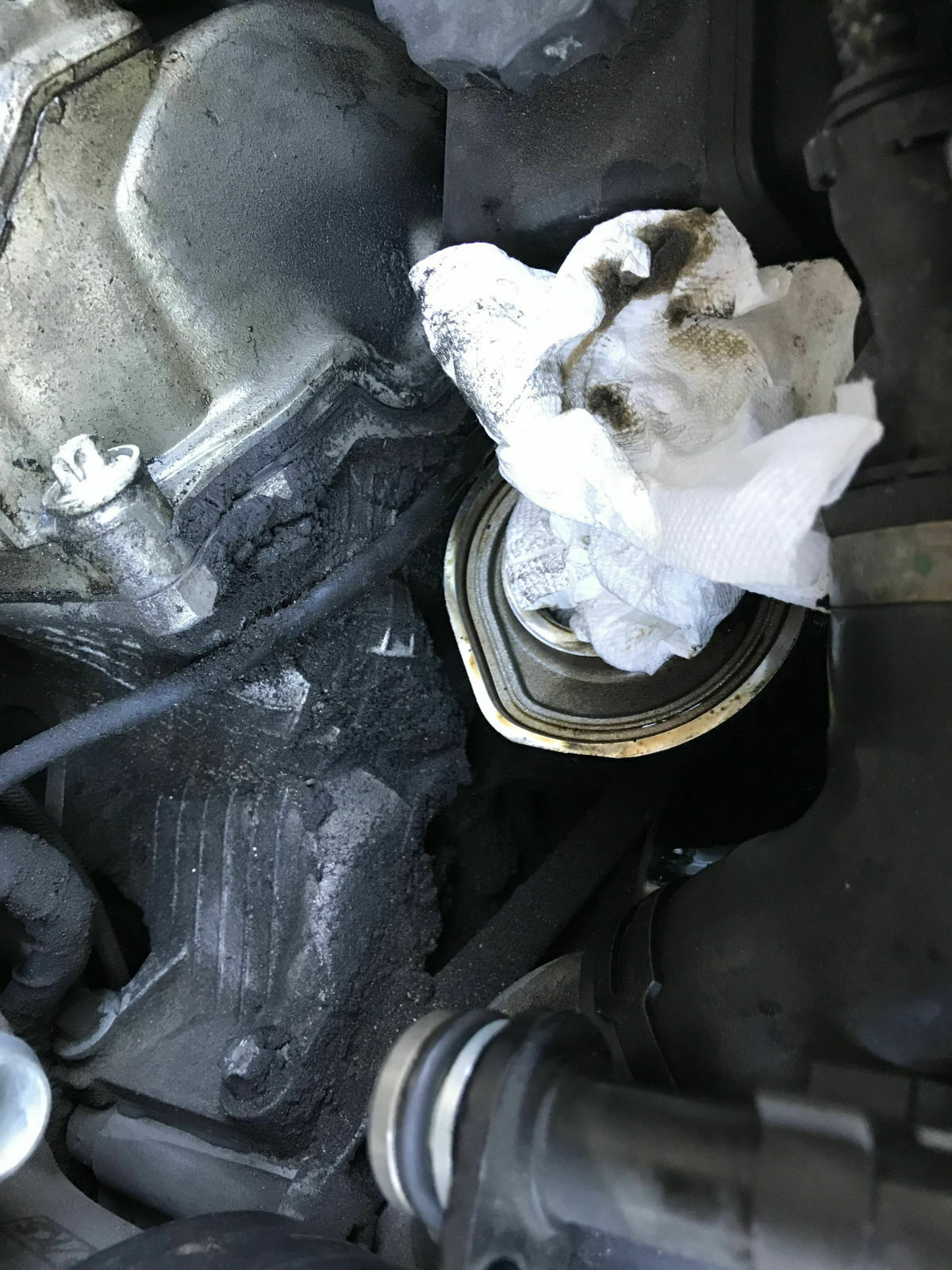 Ölfiltergehäuse mit Öl verschmutzt