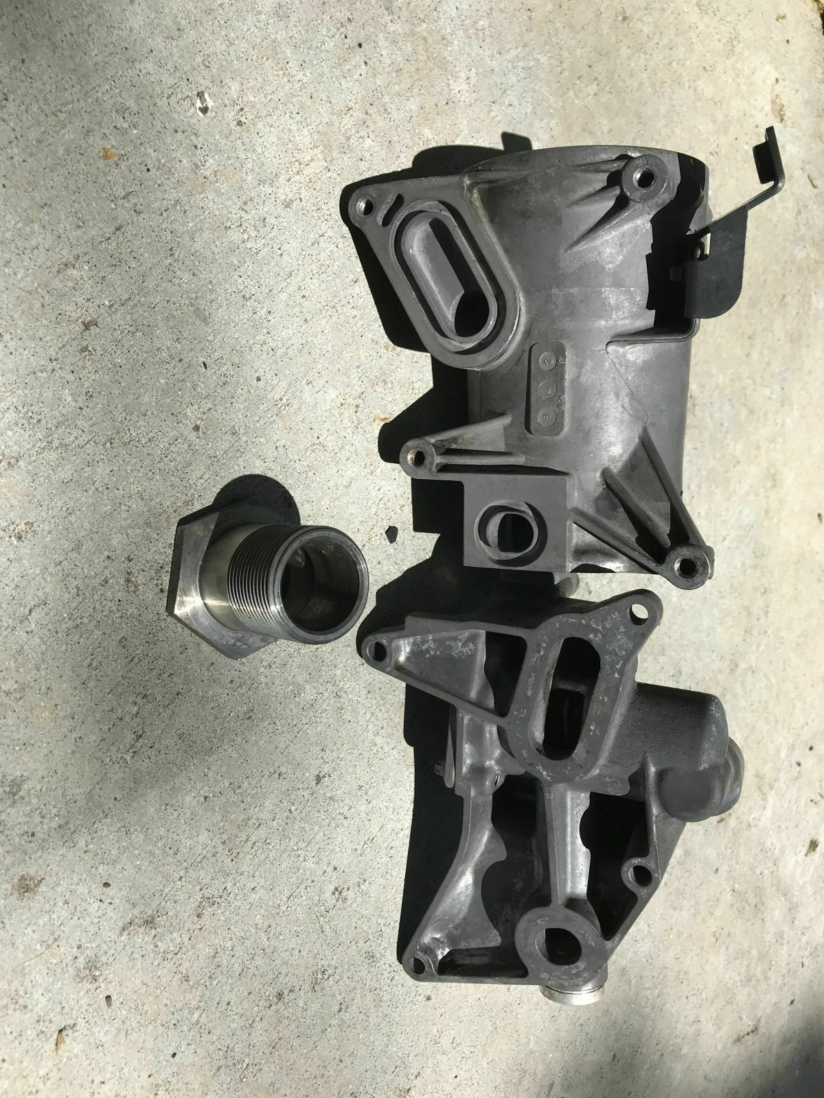 Ölfiltergehäuse mit Öl verschmutzt