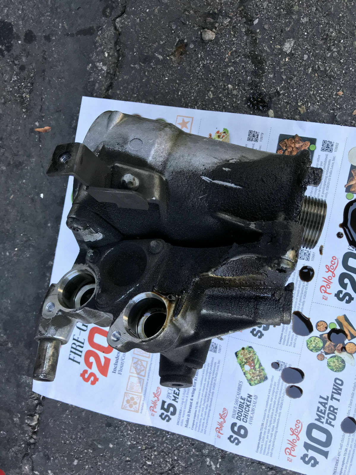 Ölfiltergehäuse mit Öl verschmutzt