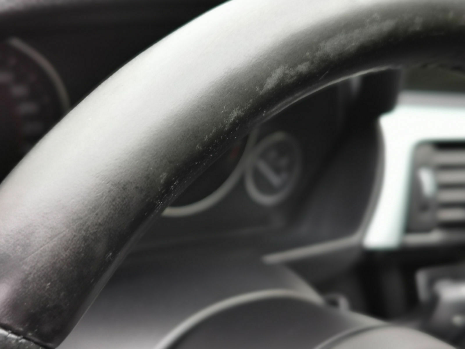 Speckiges Lederlenkrad wieder matt und sauber bekommen