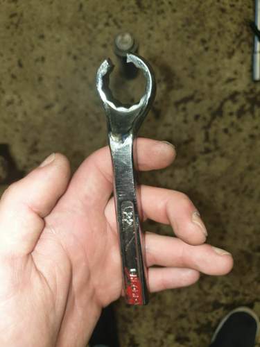 Konnte nicht warten xD hatte versucht von oben ging aber nicht, dann bin ich Werkstatt gefahren buegne gemietet 18 fuer 3 Stunden..jpg