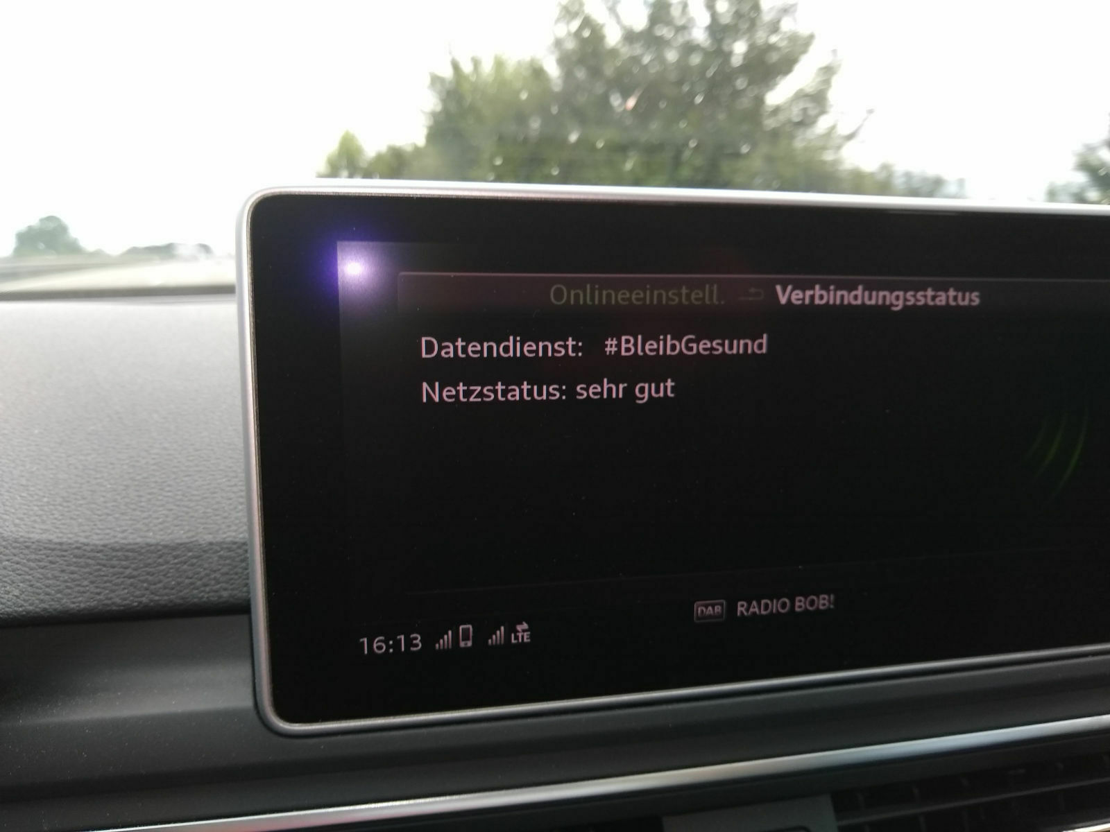 Audi connect: Dreht Audi jetzt auch am Rad und zeigt "#Bleibgesund"?