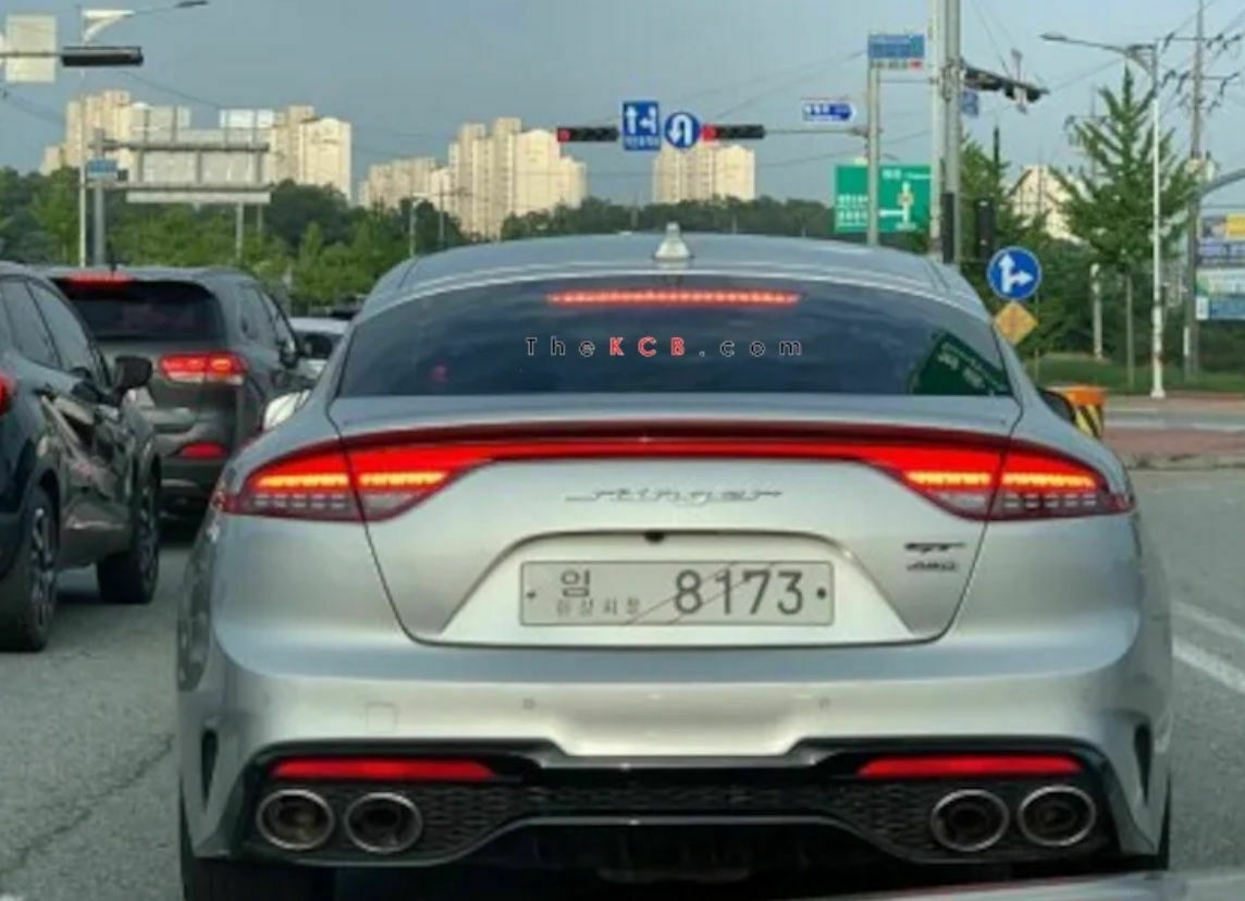 KIA STINGER FACELIFT unverstellt von hinten.