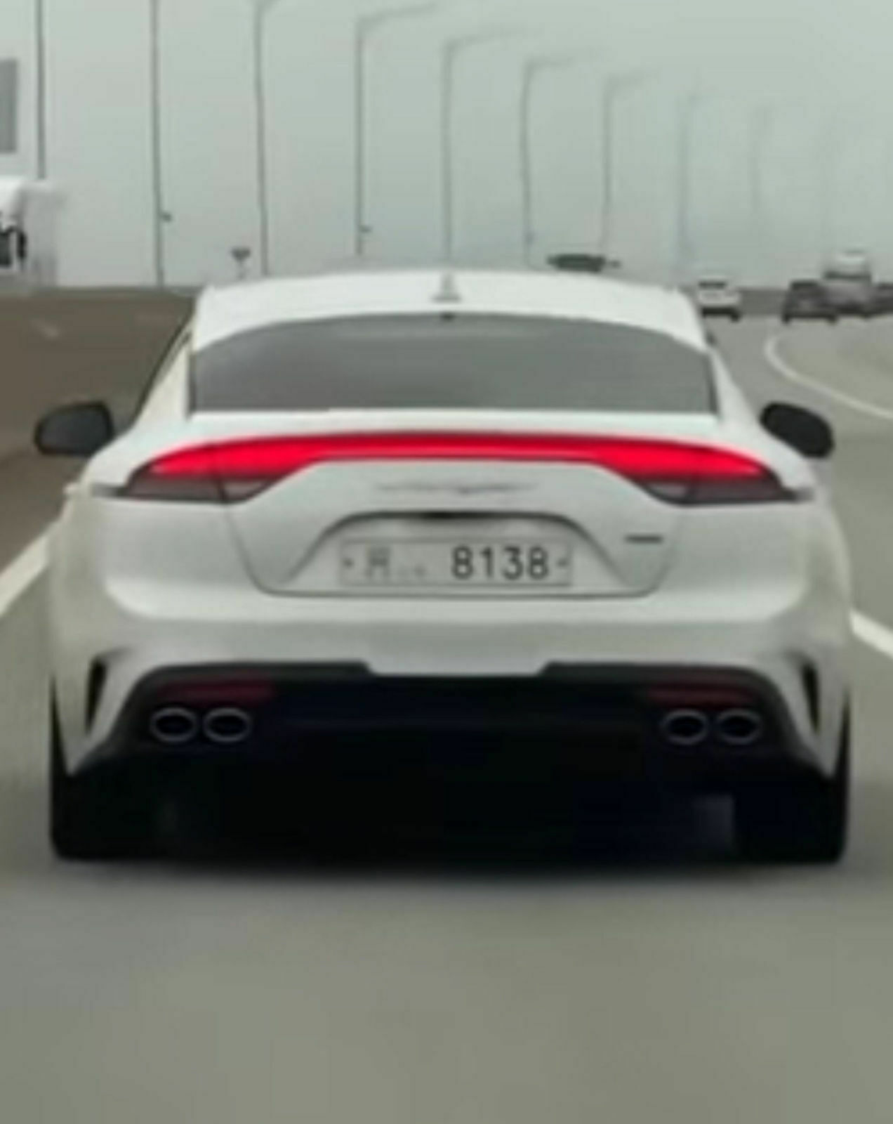 KIA STINGER FACELIFT unverstellt von hinten.