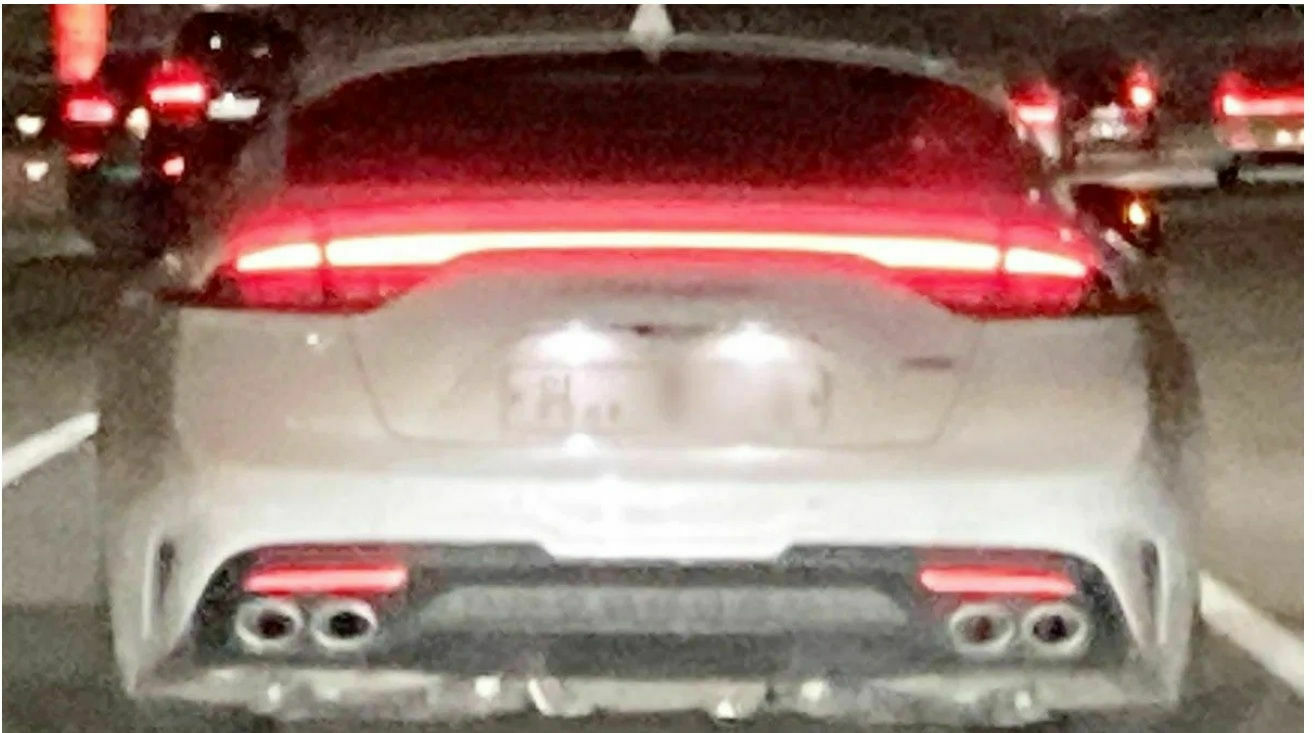 KIA STINGER FACELIFT unverstellt von hinten.