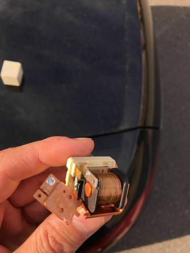 Hier sieht man das die Kontakte schwarze Stellen haben..jpg