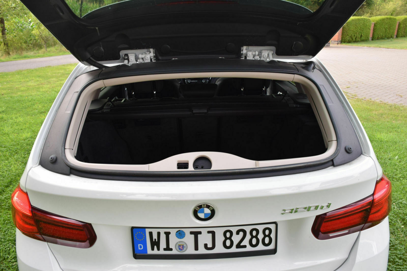 BMW 320d Heckdeckel auf