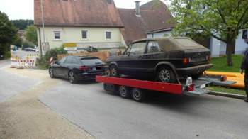 Vw-golf-cabriolet-i-schwarz-verfrachtet-au-anhaenger-ade