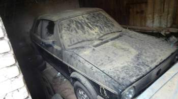 Vw-golf-cabriolet-i-schwarz-verstaubt-im-scheuneneck