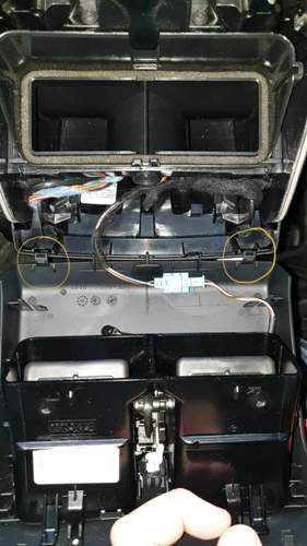 Mittlere-armlehne-lueftungsduesenmodul-rasthacken