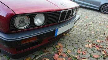 blinde Scheinwerfer, graue Stoßstangen