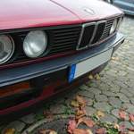 Blinde Scheinwerfer, graue Stoßstangen