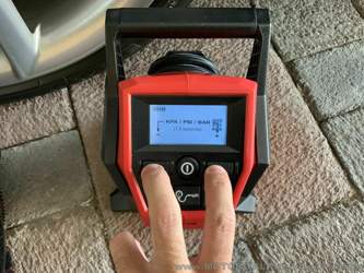 Beide Tasten 1,5 Sekunden gedrückt halten...