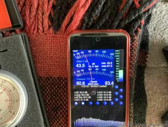 ca 43,5 dB Umgebungsgeräusche