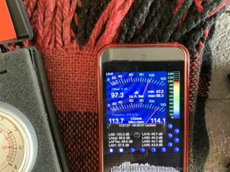 ca. 97,3 dB direkt neben dem laufenden Akku Kompressor