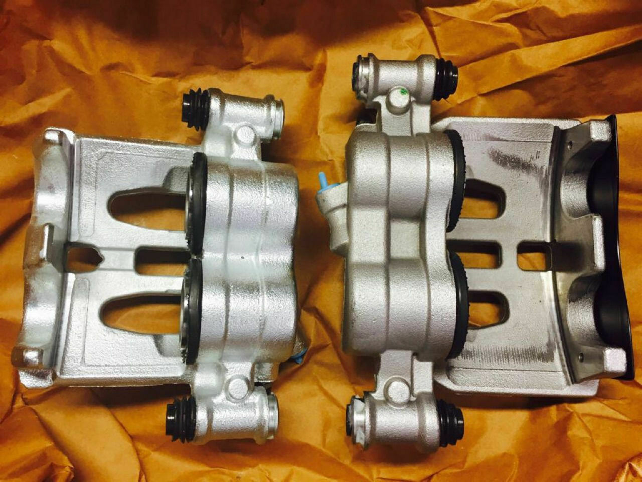 "Mercedes-Benz"-Plakette an den Bremssätteln nachrüsten/Teilenummer?