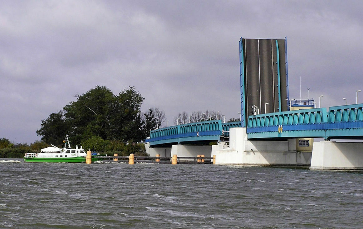 Der Schrottplatz - Spiegelsymmetrisch des Showrooms