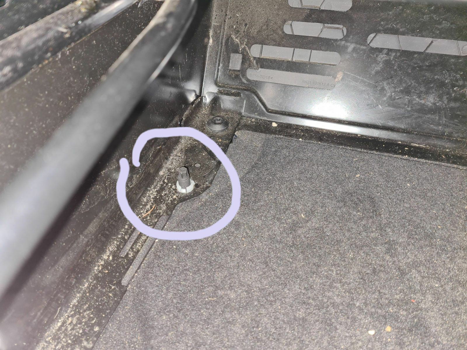 Ford Transit bzw. Tourneo Custom - 12V-Lade- bzw.Netzgerät und 230V-Anschluß fest einbauen