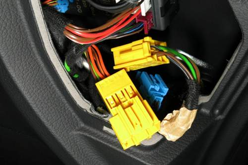 In die Tür führen je 2 Adernpaare