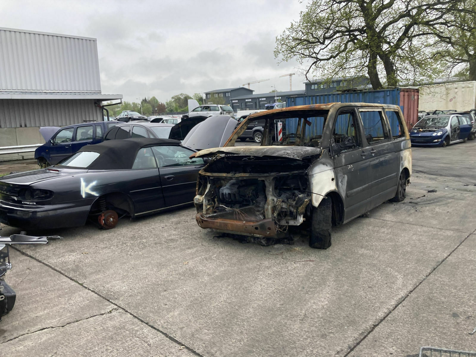 Der Schrottplatz - Spiegelsymmetrisch des Showrooms