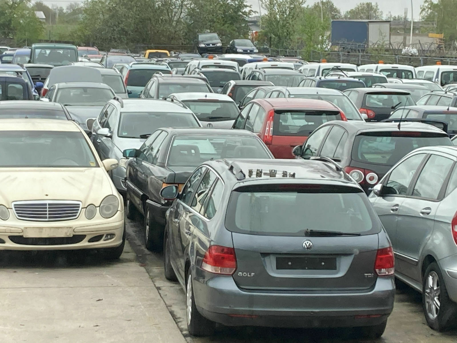 Der Schrottplatz - Spiegelsymmetrisch des Showrooms