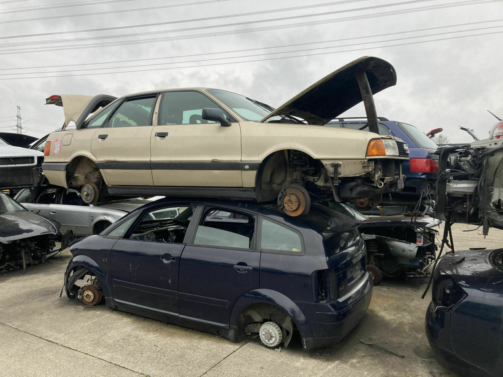 Der Schrottplatz - Spiegelsymmetrisch des Showrooms