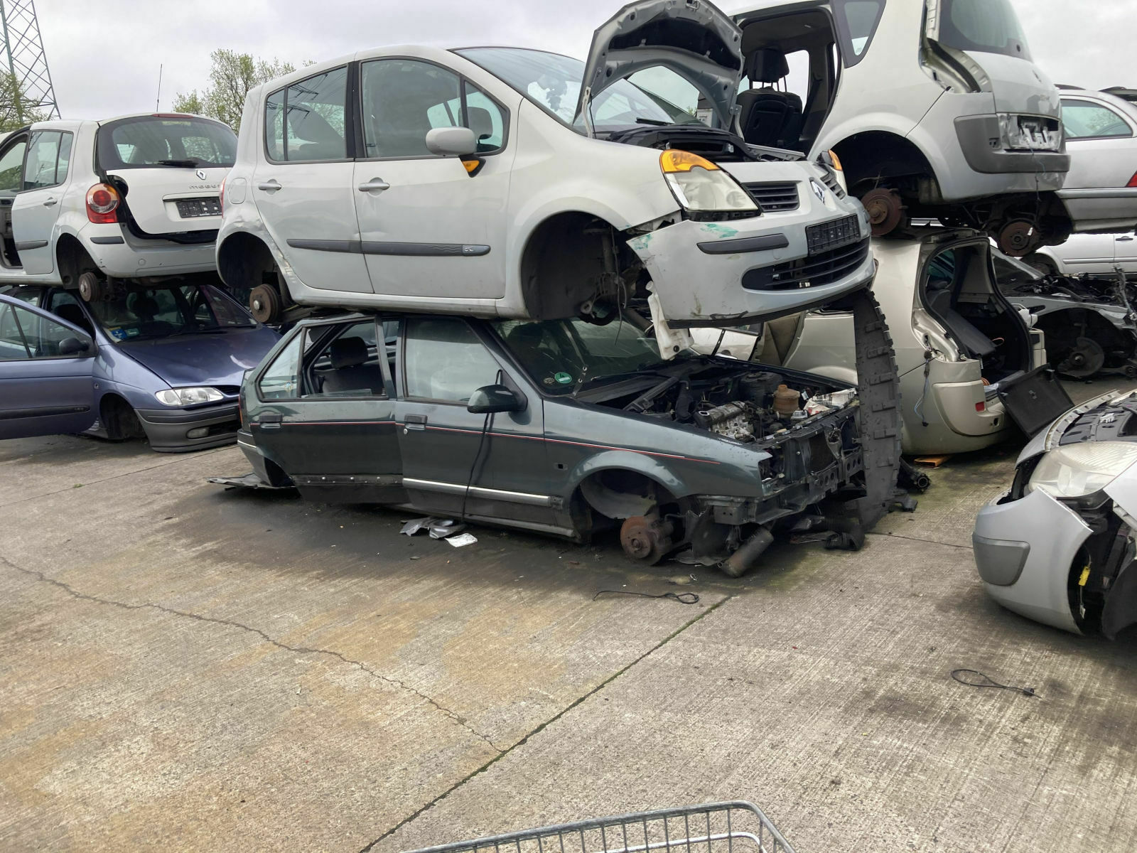 Der Schrottplatz - Spiegelsymmetrisch des Showrooms