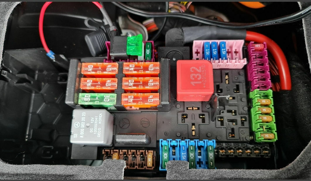 Kofferraum 12 V Dauerplus - stabile 12 V für Kompressorkühlbox beim C300de