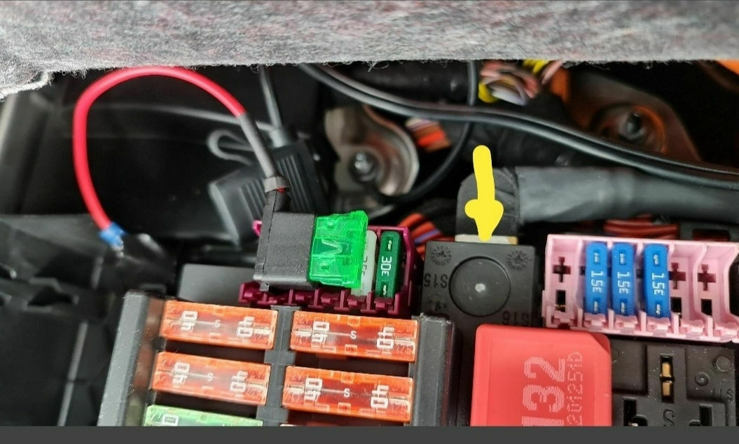 Kofferraum 12 V Dauerplus - stabile 12 V für Kompressorkühlbox beim C300de