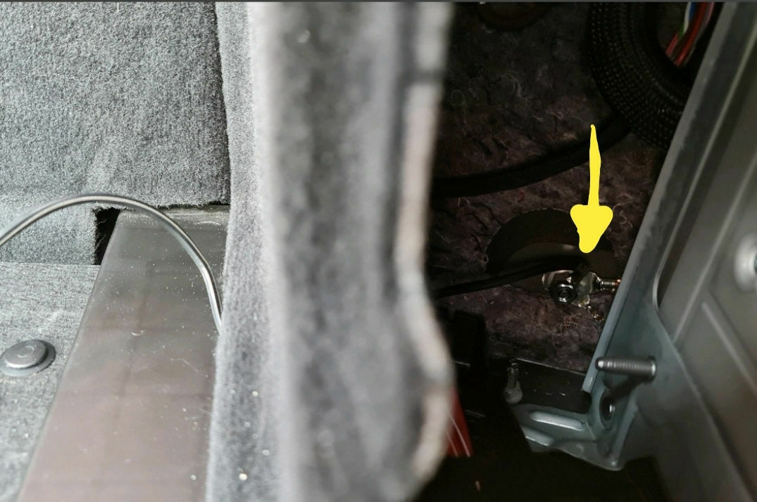 Kofferraum 12 V Dauerplus - stabile 12 V für Kompressorkühlbox beim C300de