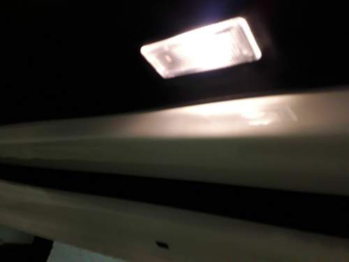 Lampe die auf dem Boden strahlt