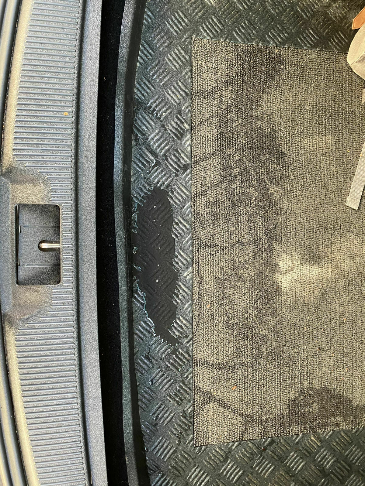 Wasser in Kofferraum